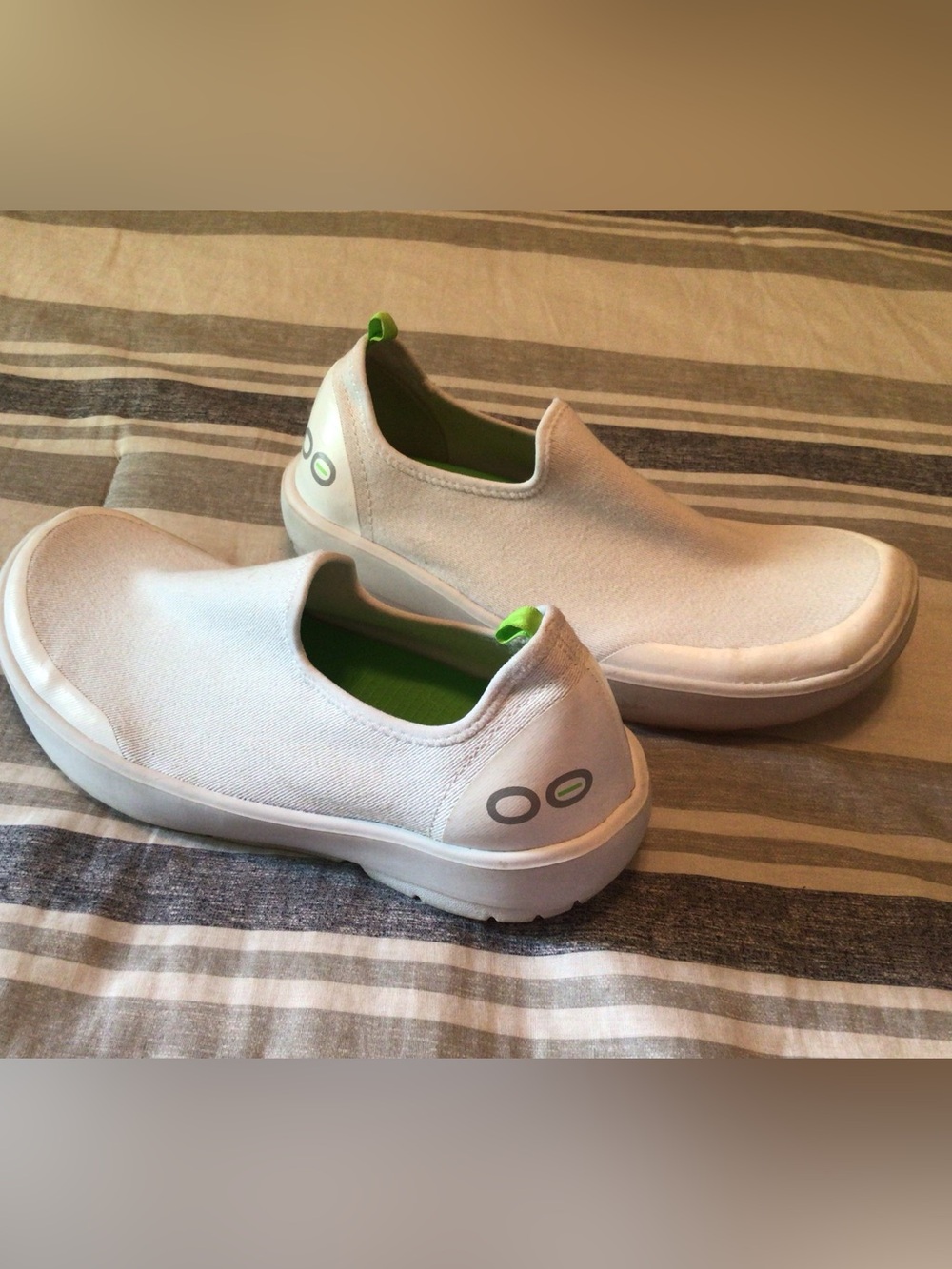 OoFos Oomg eeZee Women’s Sz 8.5 White Slip-on Comfort Recovery Shoes